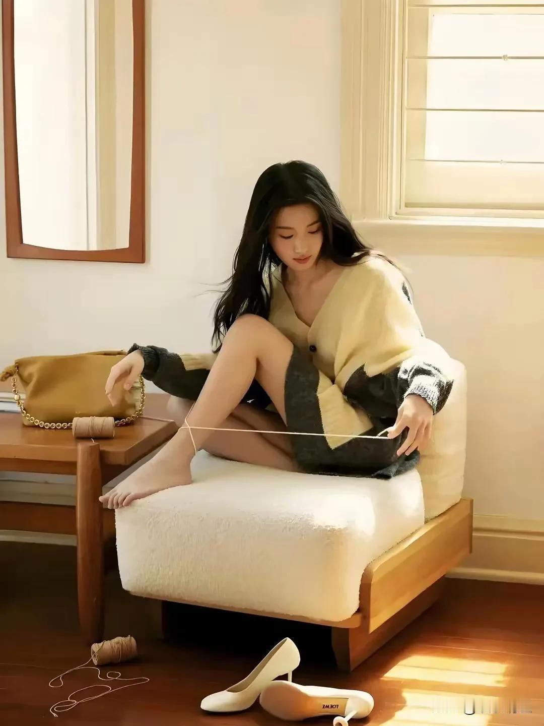 卢昱晓的颜值太高了，小脚丫子美的令人羡慕。