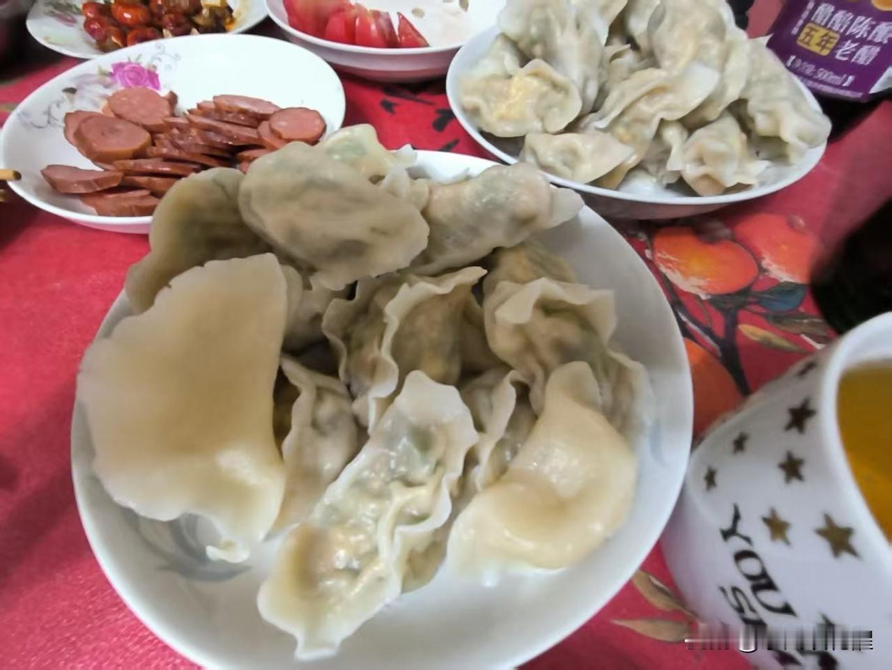 天热出不去，在家包饺子。包的猪肉豆角馅，炒了三个鸡蛋放里，盐放少了，吃着有点淡。