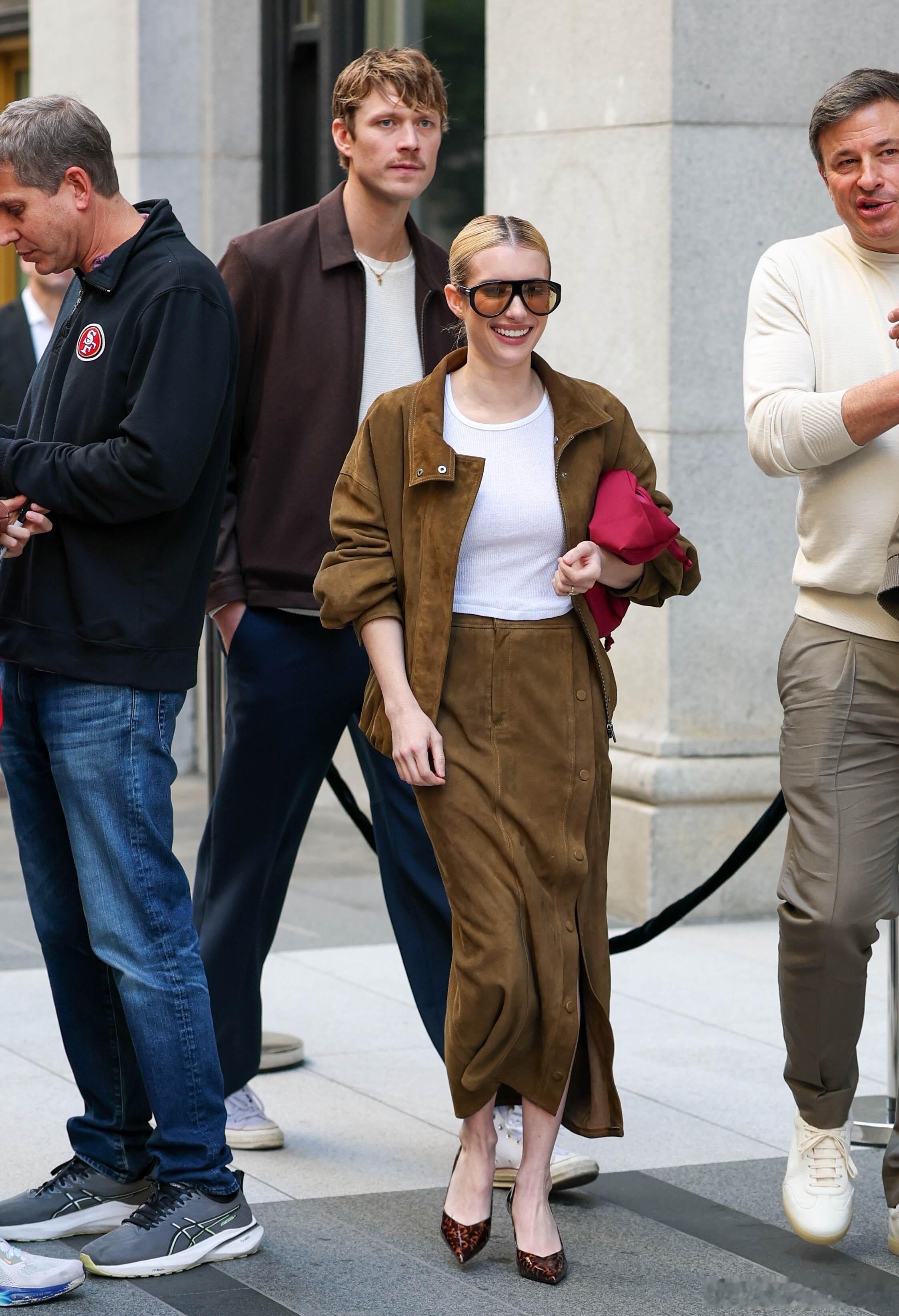 emma roberts艾玛罗伯茨在旧金山外出，和未婚夫Cody John参加活