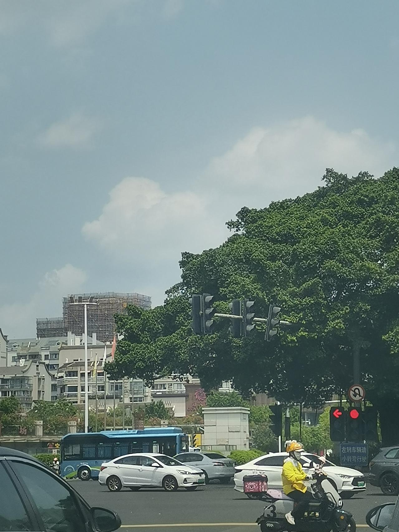 福州别称“榕城”，榕树那叫一个多，有三棵古榕各有特色。“榕城第一古榕”在鼓楼区肃