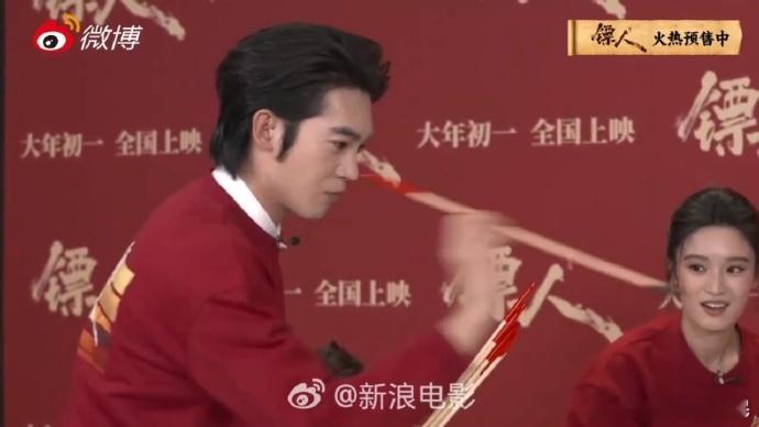 于适投壶是练过吧 大型抱大腿现场来袭！于适凭借超强投壶技术成为团宠，队友猝不及防