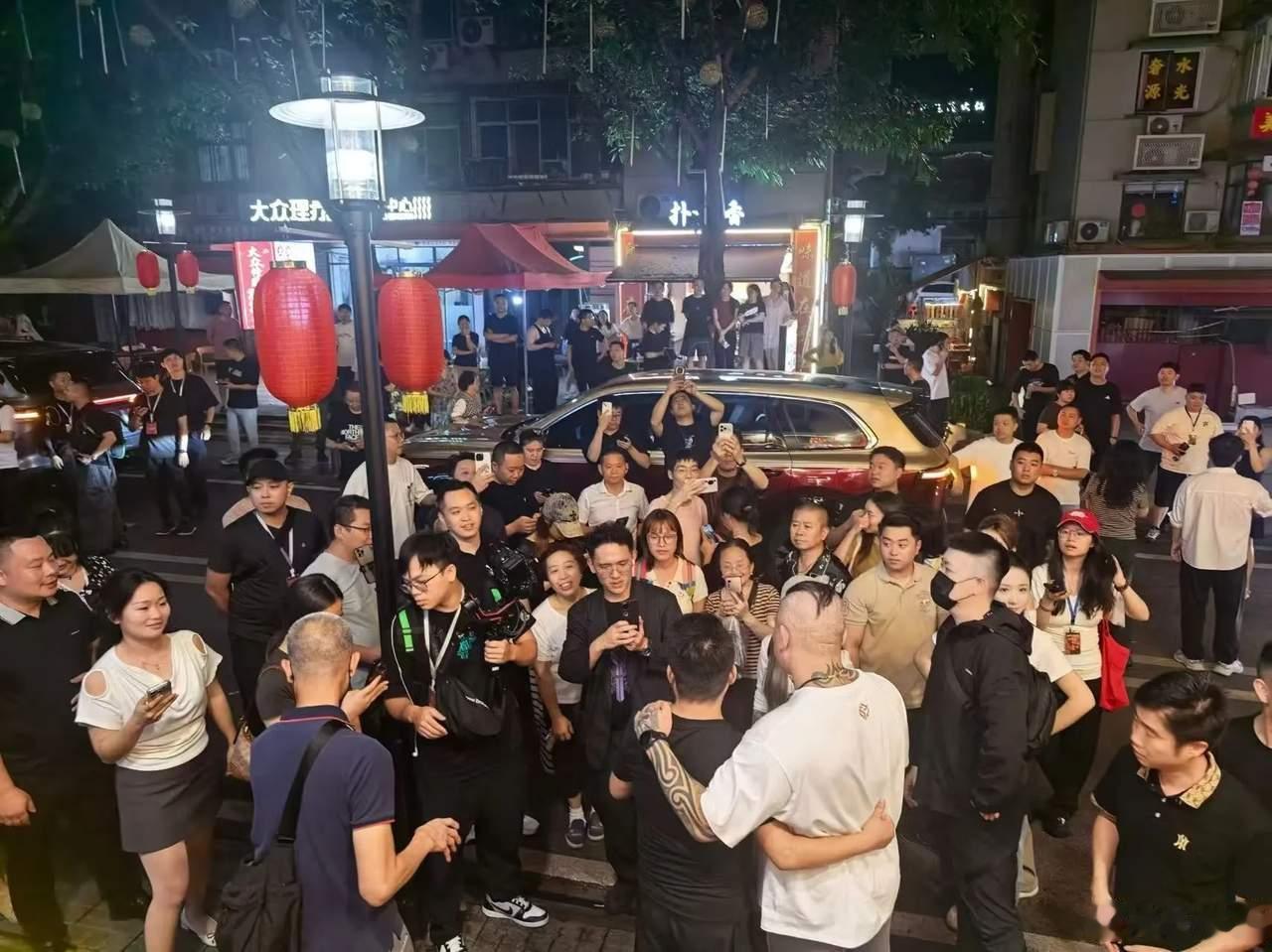 台湾网红馆长也整上了鱼火锅台湾网红“馆长”现身重庆街头首次打卡重庆。表示“重庆真
