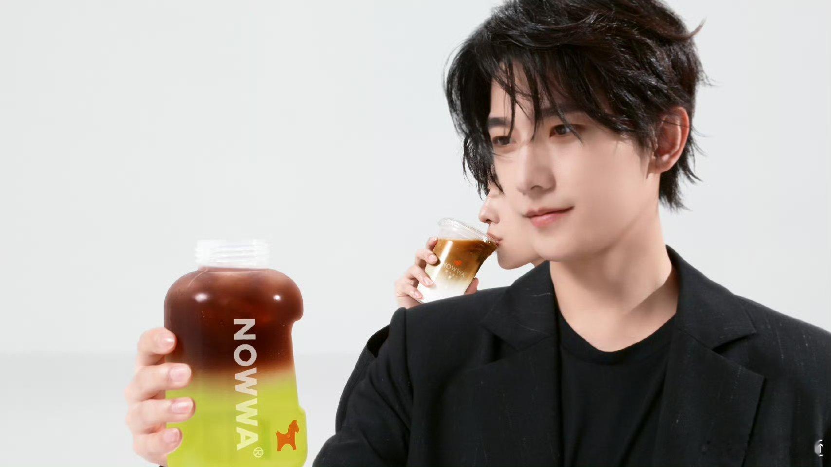 杨洋新造型帅的太客观了这种全黑造型真不是谁都能撑起来的，杨洋偏偏穿出了矜贵感，氛