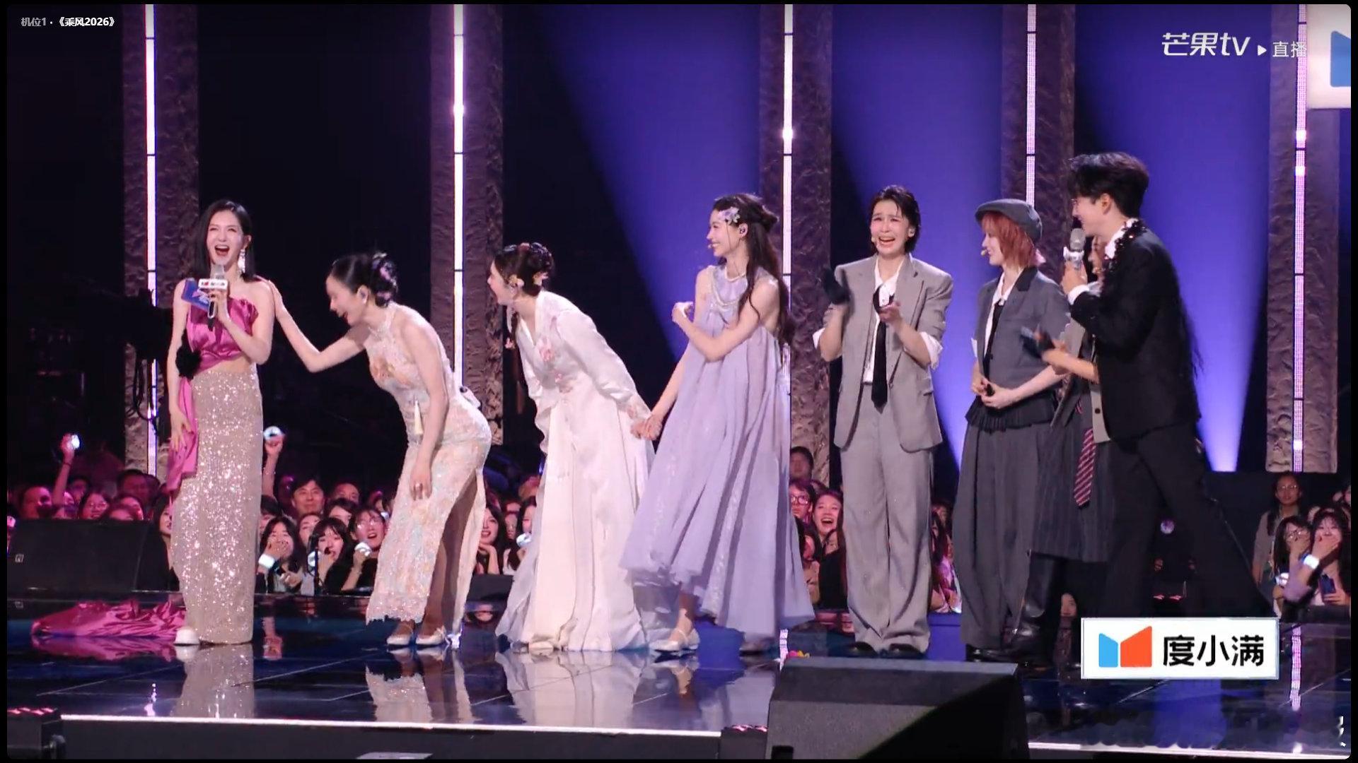 怎么每年都有姐姐踩谢娜的裙子 不愧是资深主持人，乘风现场被踩裙，谢娜笑着圆场送好