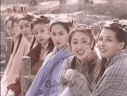 我怎么觉得张卫健的老婆最耐看呢？林心如笑起来五官很怪，不知道是不是化妆的原因。韦