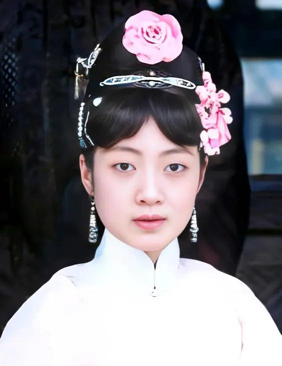 1922年，16岁的末代皇后婉容准备洗澡，让太监孙耀庭伺候。不料，她刚解开衣衫，