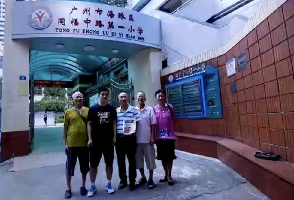 奥运冠军樊振东每次回广州老家，他都会专门跑去看望小学老师和小伙伴们，跟大伙唠唠家