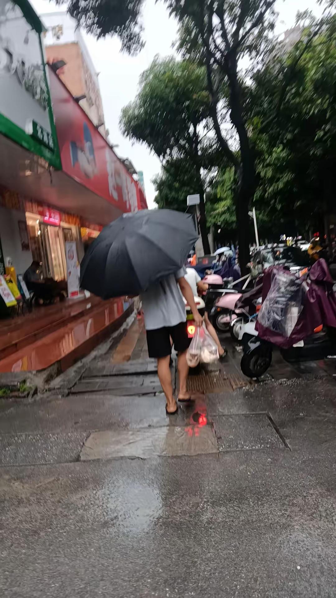 感觉现在的公租房都没人申请了
朋友住公租房十几年了，她说现在小区里人越来越少了，