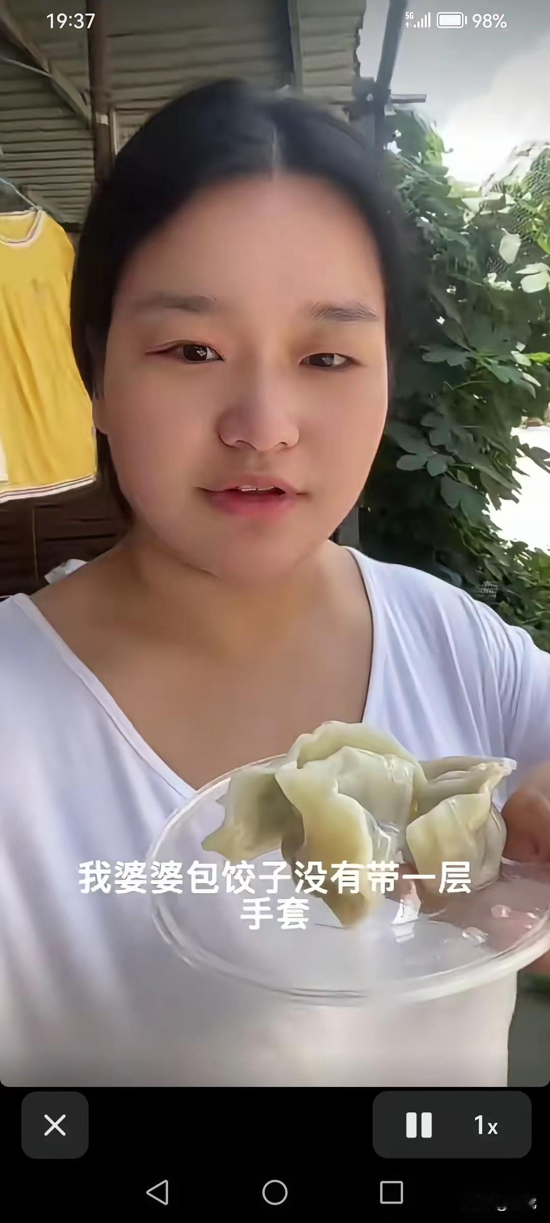 婆婆包饺子没戴手套，儿媳不吃直接喂狗，细品有点不对劲！
 
很多网友看完视频都在
