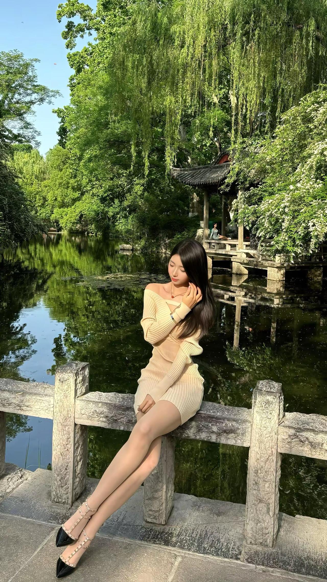 如果全世界都指责你 那姐姐蹲下来抱抱你气质 穿搭 济南