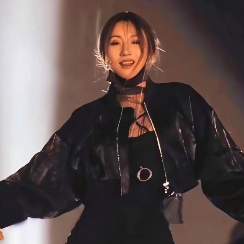 锤娜丽莎原名嵇嘉禾！
早年女团练习生时期 
171cm 不到 110 斤，瓜子脸