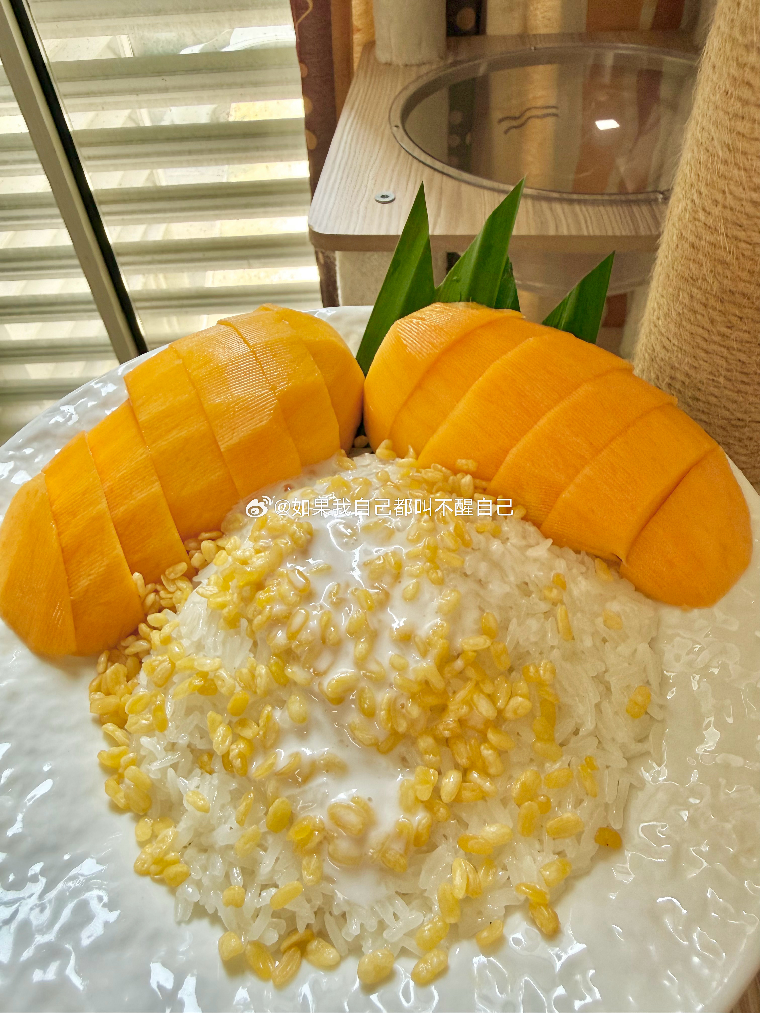 周末跟着短视频📺成功复刻了🍽️斑斓芒果🥭糯米饭✌🏻 