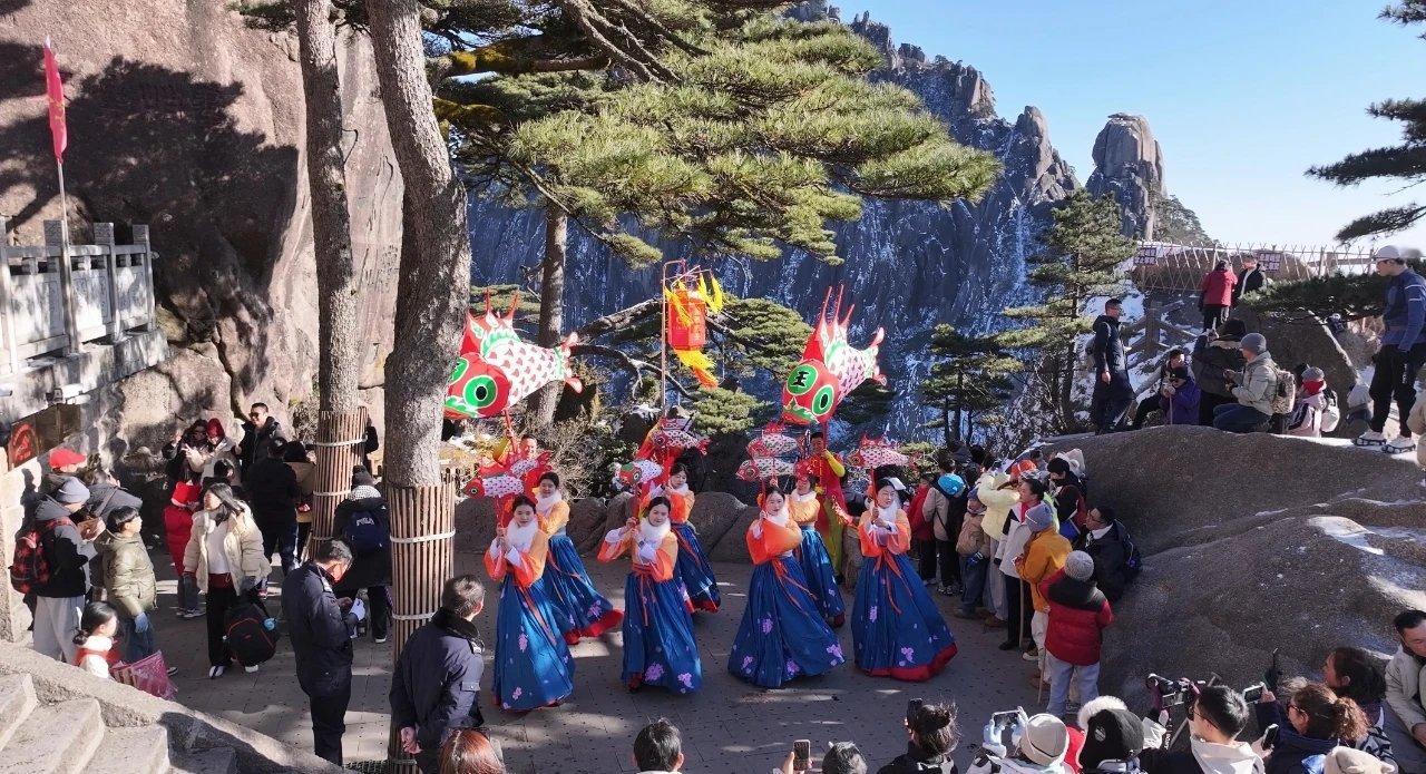 【 春节爬完黄山看非遗表演太City了 】 蛇年春节祖国大地处处有非遗 黄山之巅