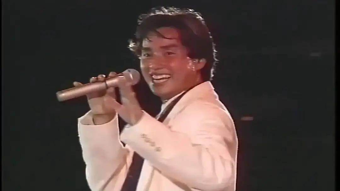 74岁唱3小时不喘！
 
我原本不是他的歌迷，架不住老爸天天放《朋友》。十年下来