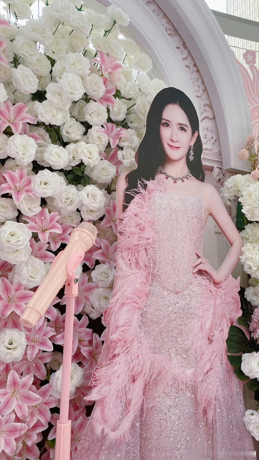 阚清子给谢娜送花篮 暖心奔赴，为热爱助阵！阚清子给谢娜演唱会送上精致花篮，简单的