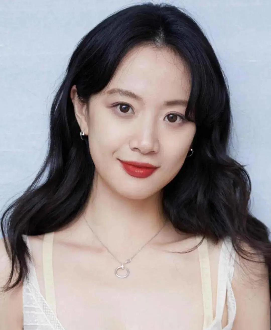 李梦曾以灵气少女之姿崭露头角，本应星途璀璨。奈何她深陷“耍大牌”泥沼，片场撒泼、