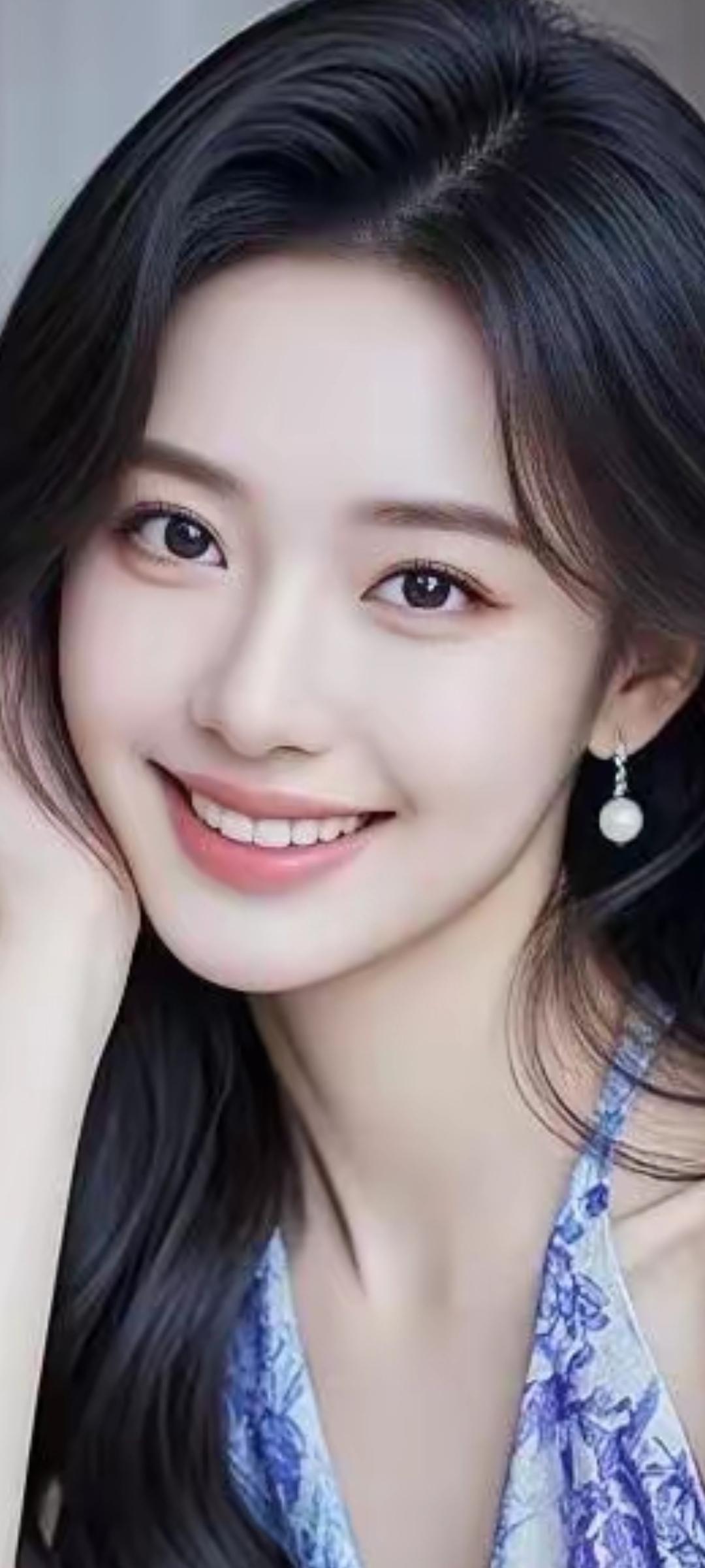 甜美笑容，优雅气质，珍珠耳环，时尚穿搭