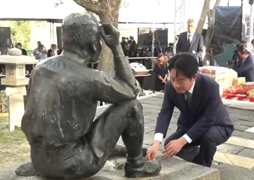 赖清德跪了，台南乌山头水库前，向日本殖民技师铜像低头献花

赖清德在乌山头水库跪