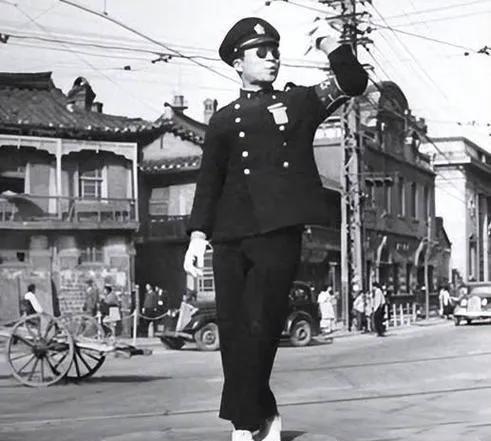 1946年，孔祥熙女儿逛公园遭军阀公子街头调戏，她立即举枪便射，两人互射十几发，