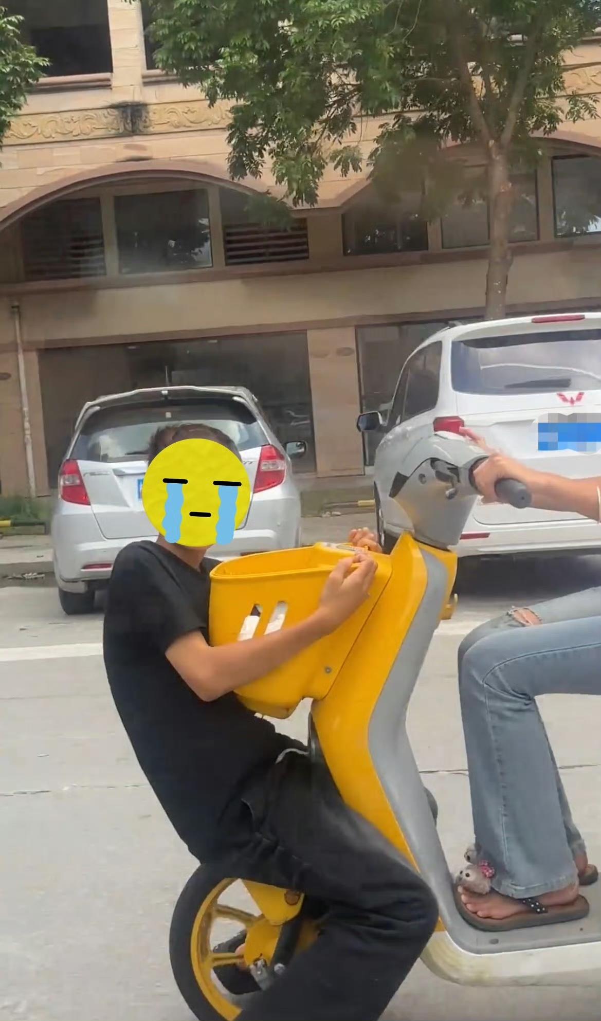 【玉林博白共享电车头轮子上坐着一少年】

近日，有网友在
