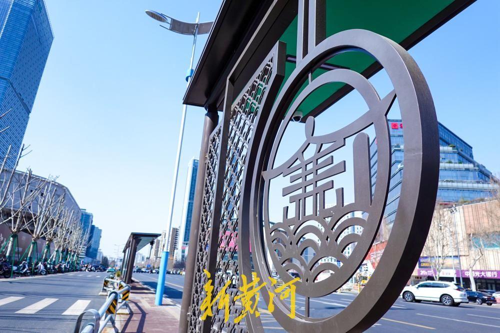 济南经十路公交站亭融入趵突泉观澜亭元素！3月9日，位于济南经十路南侧的五里牌坊公