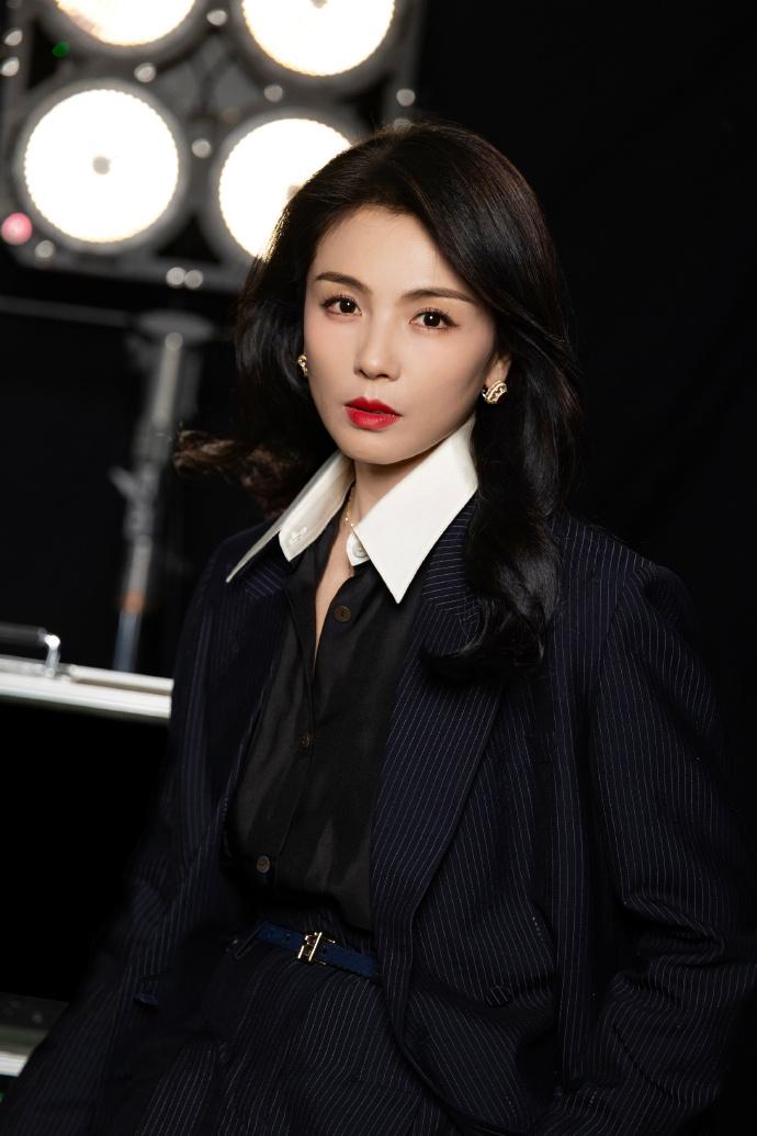 今日刘涛在录制综艺节目的时候穿了一件黑色的西装，像个靓丽的职场丽人。

她里面穿