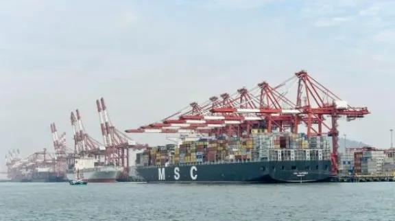 冰冷的数字背后，是滚烫的人生。那些万吨级的产量，不是凭空变出来的，是一双双布满老