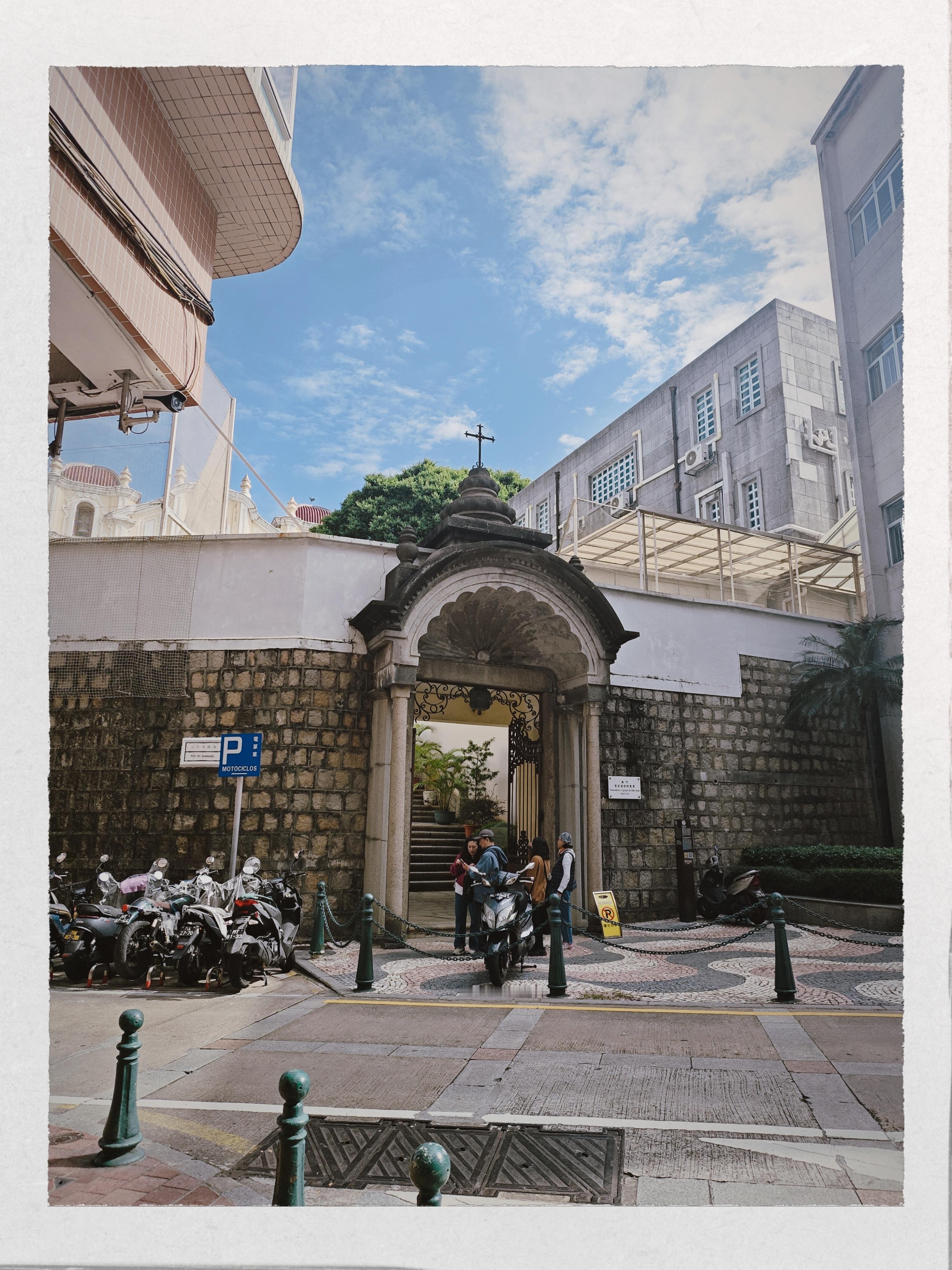 广东一荔枝树12月结果这是被热出果子了吗？今年冬天到现在为止确实挺无感的 