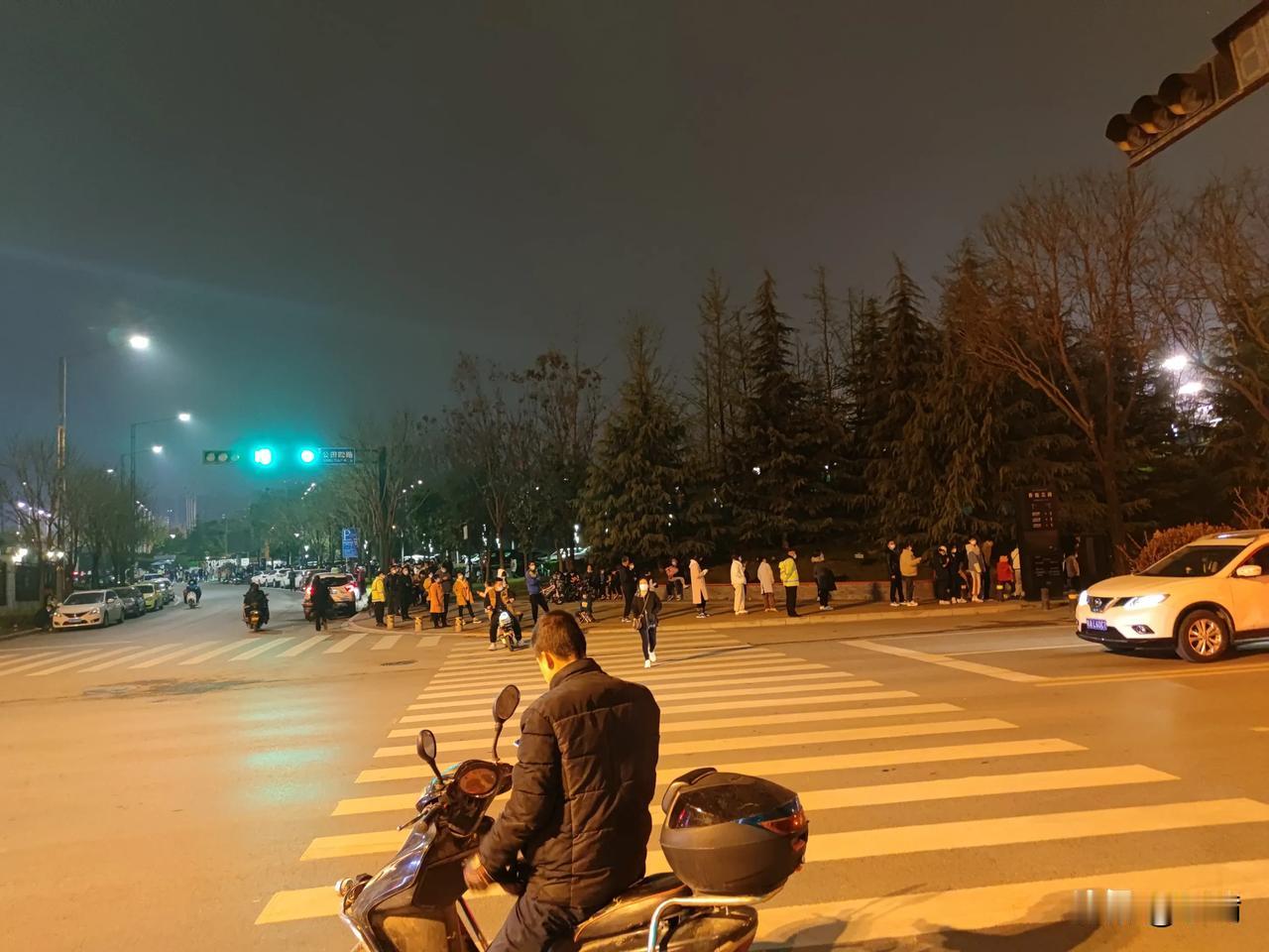 #西安抗疫日记# 礼拜一恢复上课，带孩子连夜去做核酸，几百米的队伍，排了近三个小