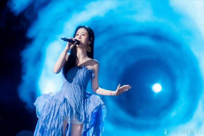 张碧晨回应编曲不好听歌手2026没有因编曲负面评价心生抵触，主动正面回应问题，始