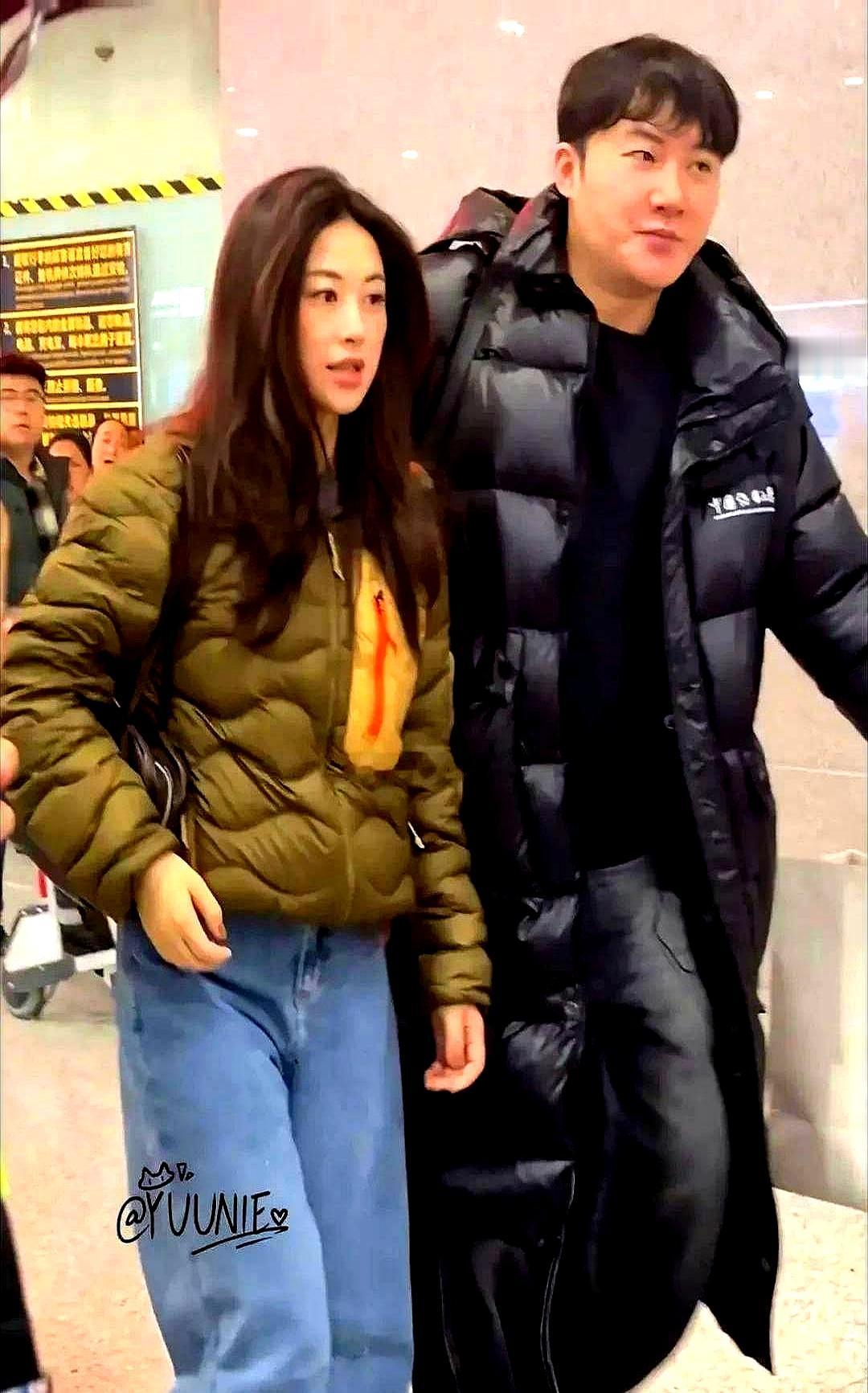 当明星这么摆烂了？抓拍也不怕？
 

人家别的女明星出门都得捯饬半天，生怕一点瑕