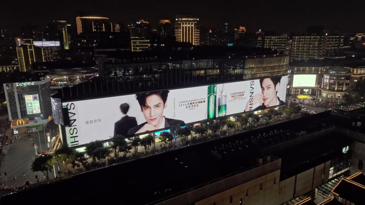 罗云熙首位全球代言人西湖天幕大屏，好权威的一张脸 