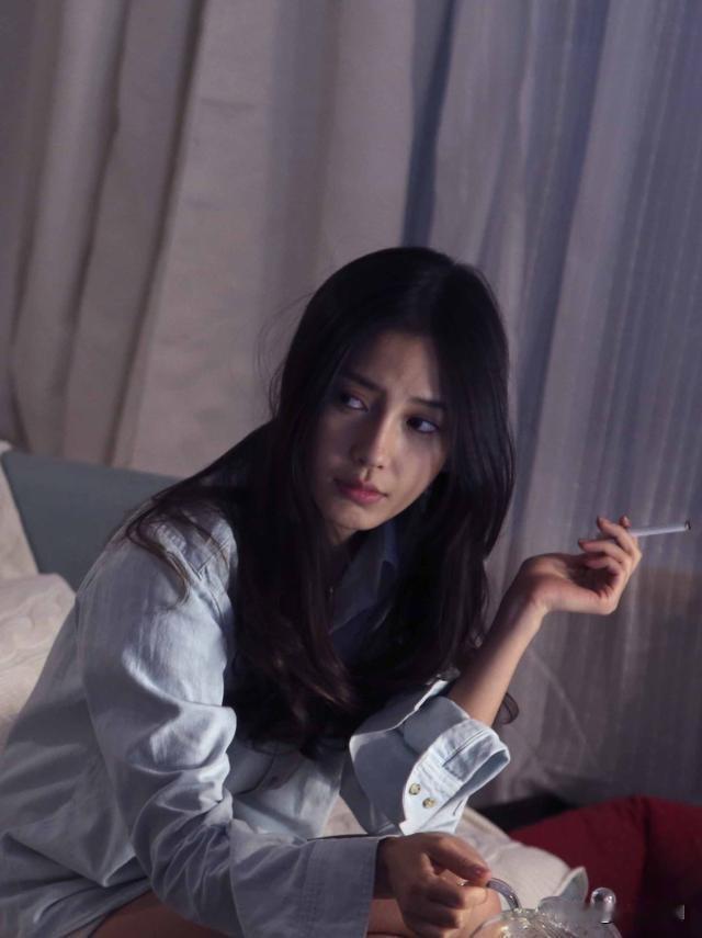 人前是仙女，人后却是“大烟鬼”，这样的baby你喜欢吗？

众所周知，杨颖的容貌