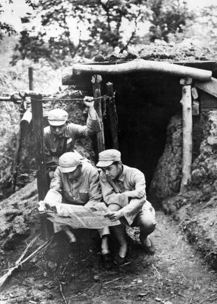 1944年10月，云南怒江傈僳族自治州或保山市边境一带的一处村落前线，几名远征军