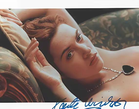 当年我们看《泰坦尼克号》都看疯了
我有个同学，她老爸死活不让她看
说里面亲密镜头