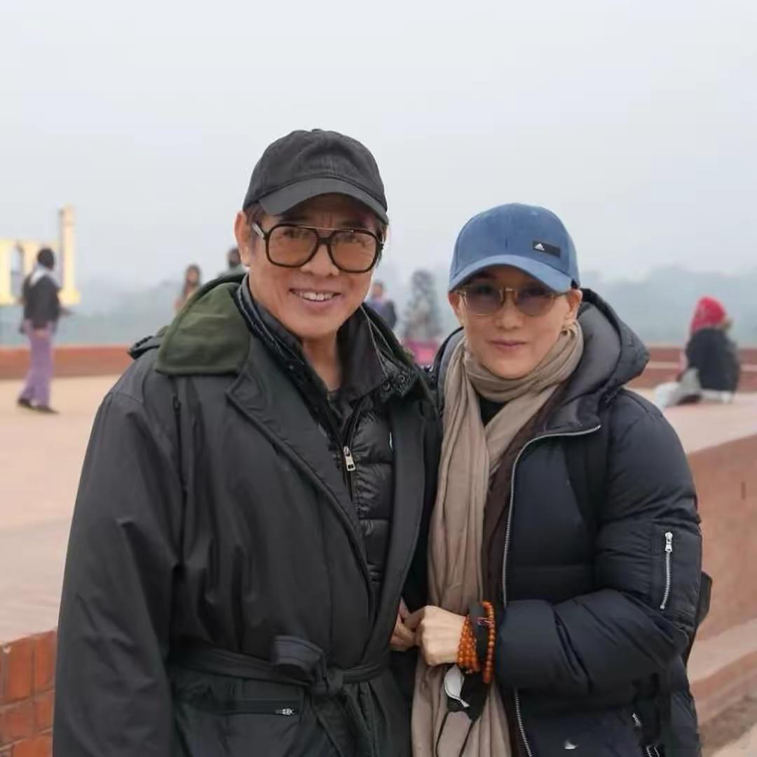 李连杰晒夫妻合影！62岁利智脸颊消瘦皮肤苍白，二人肢体语言亲密 ​​​