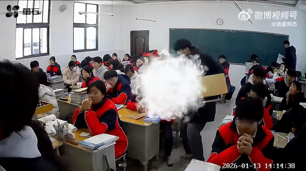 某地一男孩用凳子猛砸同学后脑勺吗呀，好重的一声，凳子都开裂飞出来一块了，并且仔细