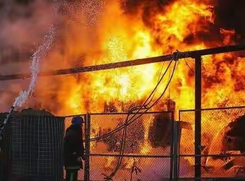 乌打了四年丢了四分一的土地，失去了两代人的生命，丢了国家的资源.国家成了一片废虚