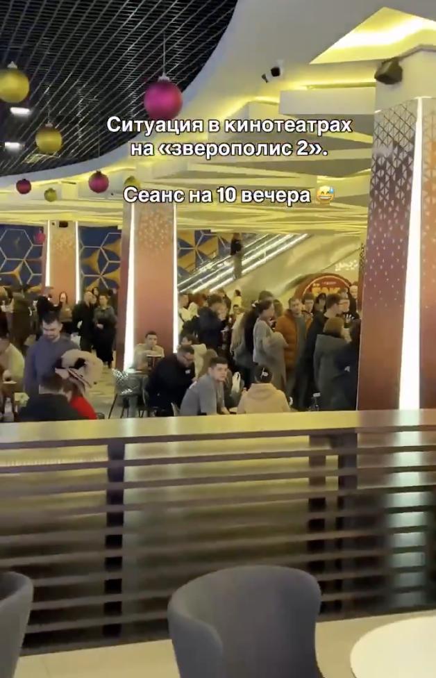 【俄罗斯人涌入影院观看新上映的《疯狂动物城2》。此前，有关部门宣布新年档期将取消