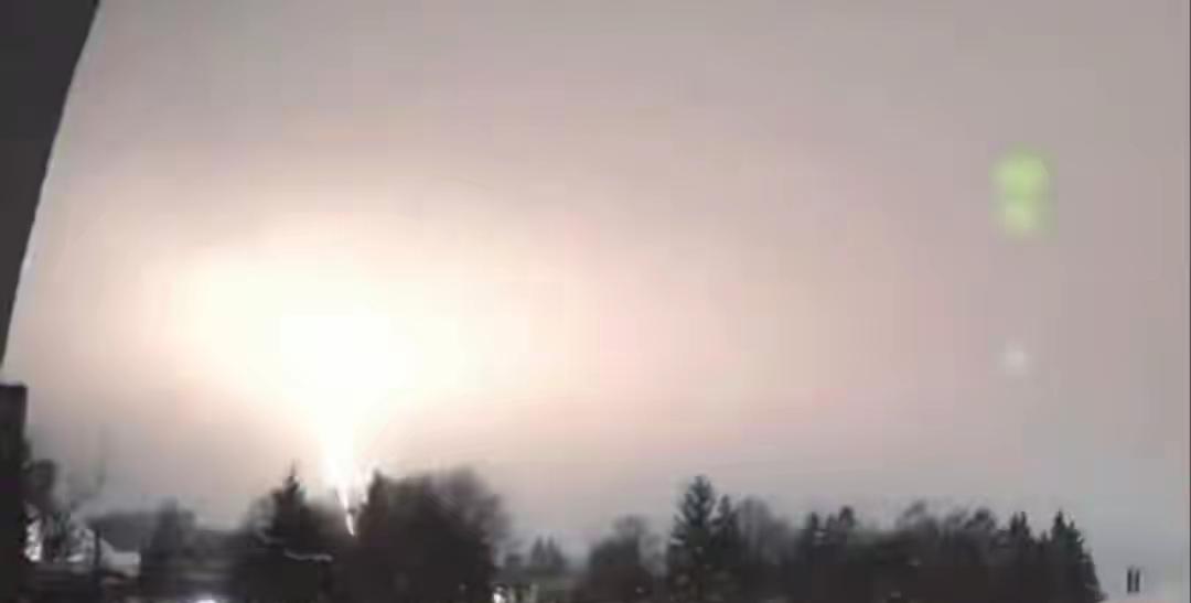 俄军突然发射中程导弹，弹头以10马赫速度撞击地面，属于核威慑