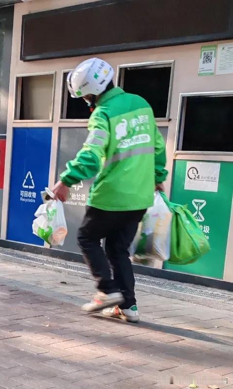 小象超市大年初一还在给买家送菜，
小象超市是美团旗下的自营零售品牌。
美团确实厉