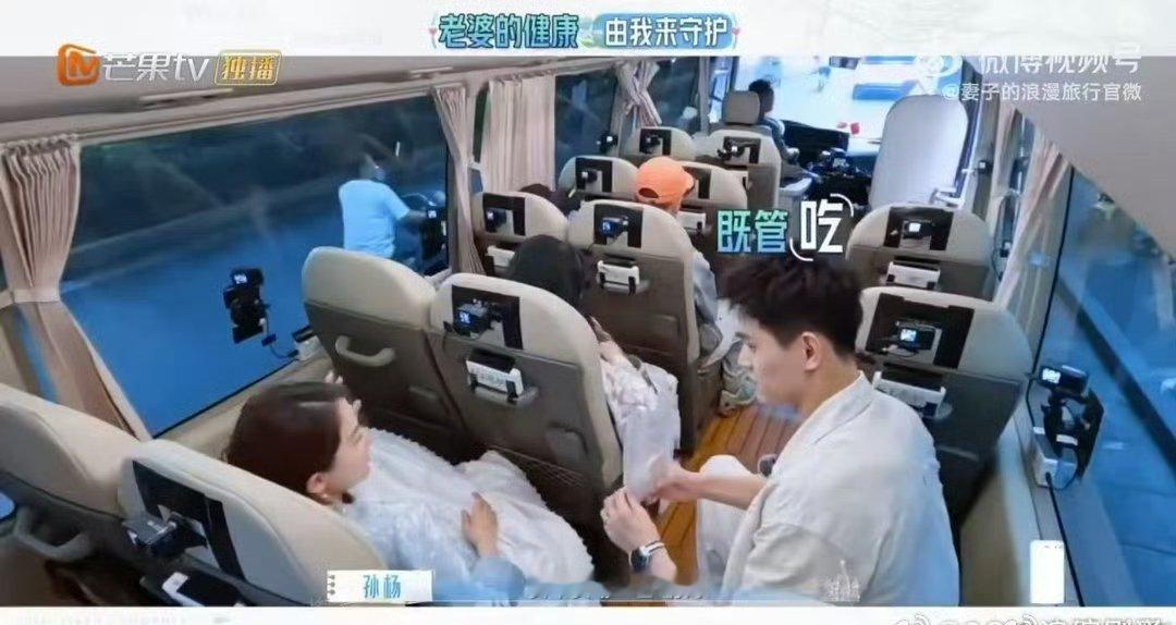 孙杨用体温给张豆豆焐热冰水张豆豆肠胃炎身体不适，忌口不能饮用冰水。细心的孙杨奔波