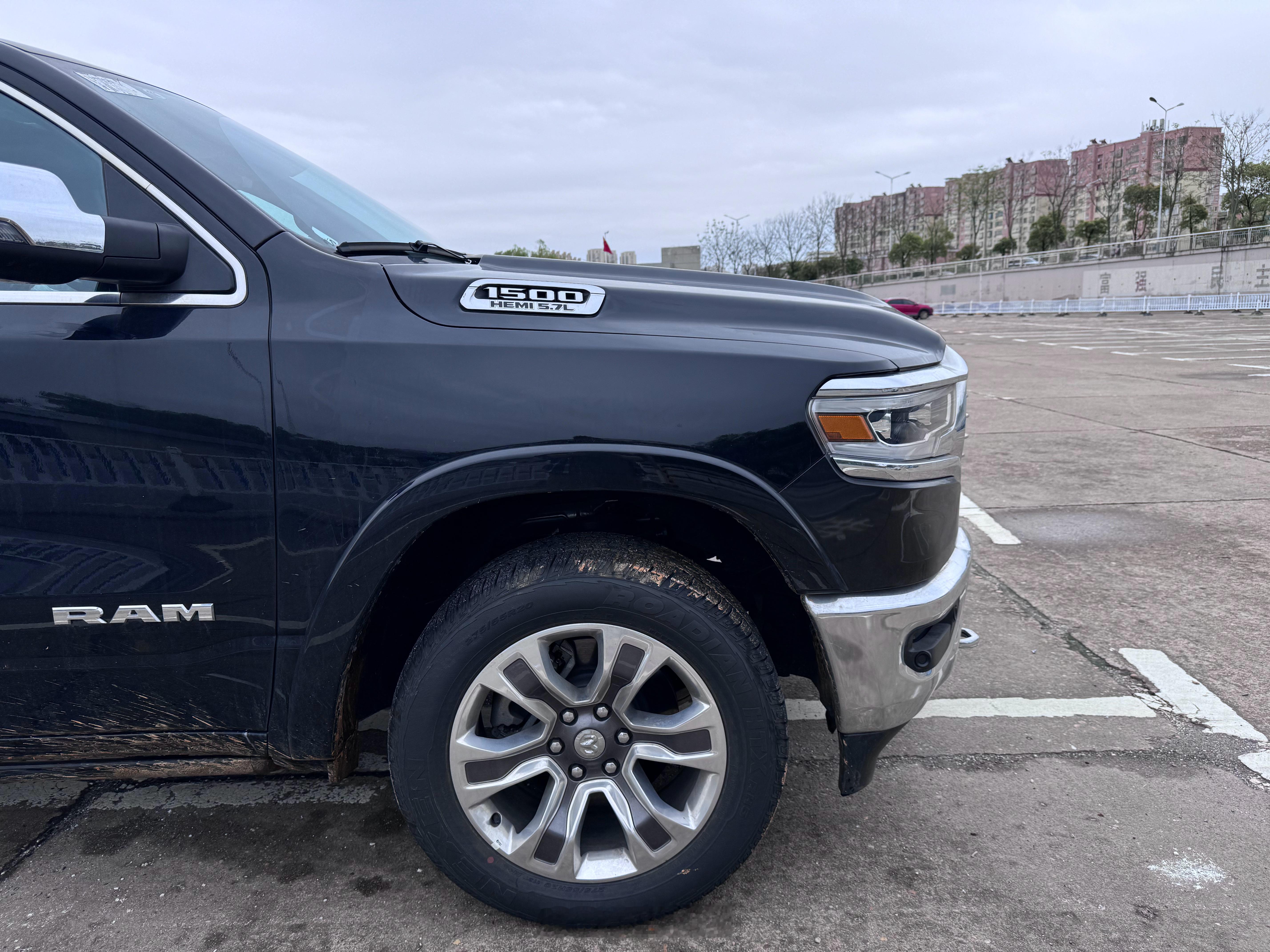 偶遇一辆装着5.7L HEMI V8发动机的新车，这年头路上能见到这么一辆如此大