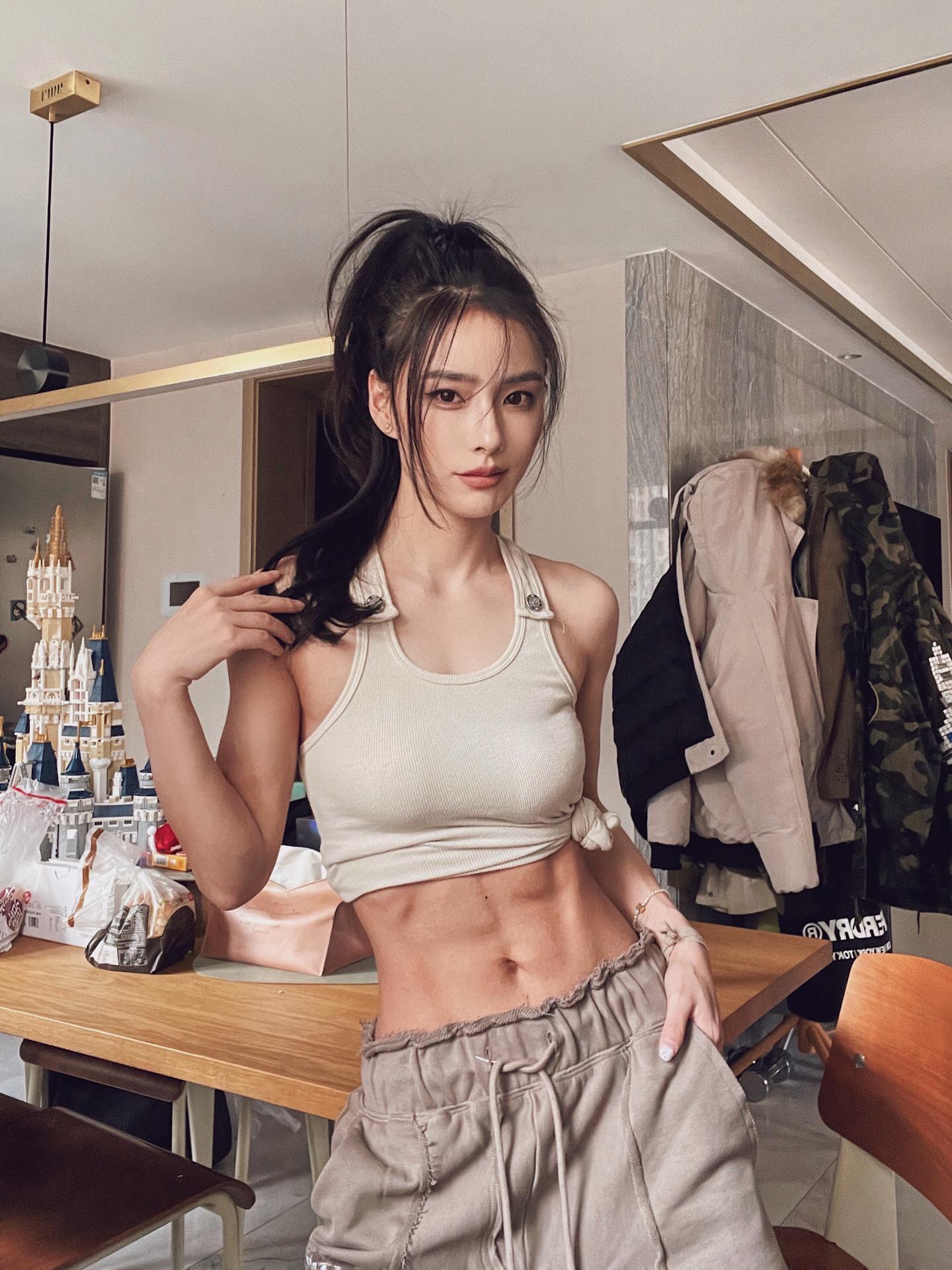 今天请你看：巧克力腹肌