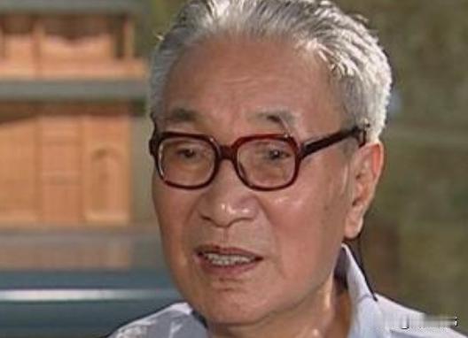 1978年，武汉空军在驻地开山放炮平整土地，意外炸出一大片松软的褐色泥土，并挖出