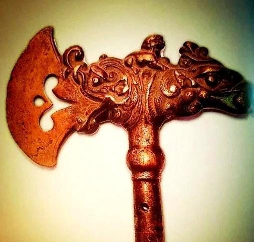 野史：1968年，内蒙古一村民打猎，追赶野兔进了一座山洞，竟发现一把金斧头，正要