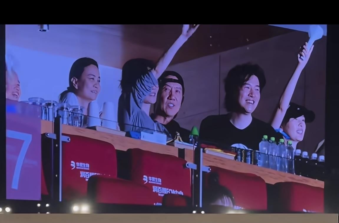 两张照片，王菲身边的男人是同一个吗？是谁？

她太红了，身边的人都成了陪衬，但能