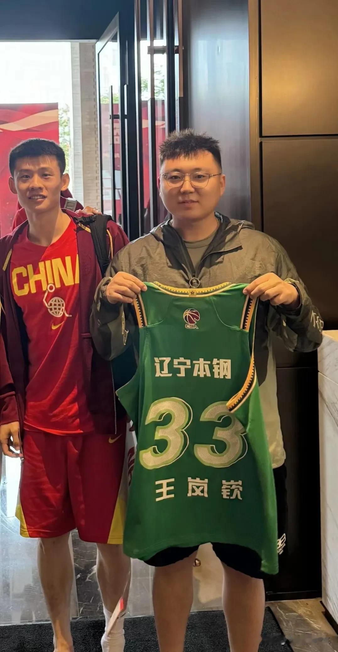 球迷亮出33号辽宁男篮球衣，王岚嵚直接懵了[马思纯的微笑]
#中国男篮vs尤文图