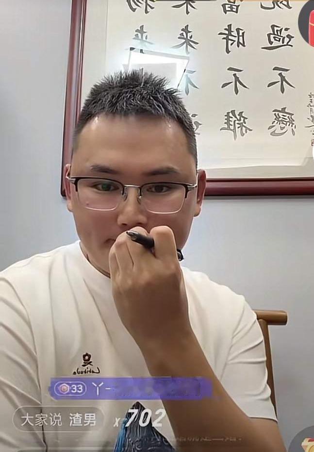 小二娃和川乡小妹儿离婚后，小妹儿上赶着利用小二娃炒话题。
川乡小妹儿4月就开始接
