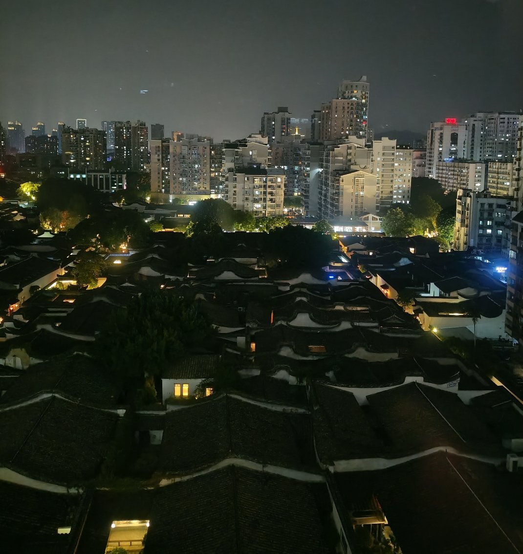 出门溜达，喝点东西。 